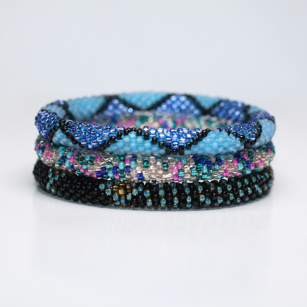 ROLL-ON PERLEARMBÅND - shiny turkis, blank sort med gylden detalje