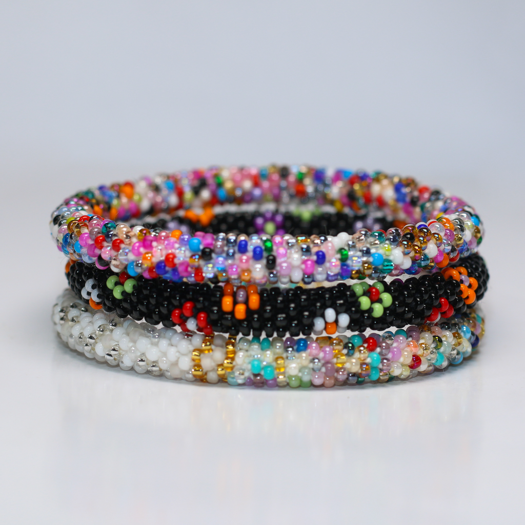 ROLL-ON PERLEARMBÅND FRA NEPAL - Blank sort med blomster