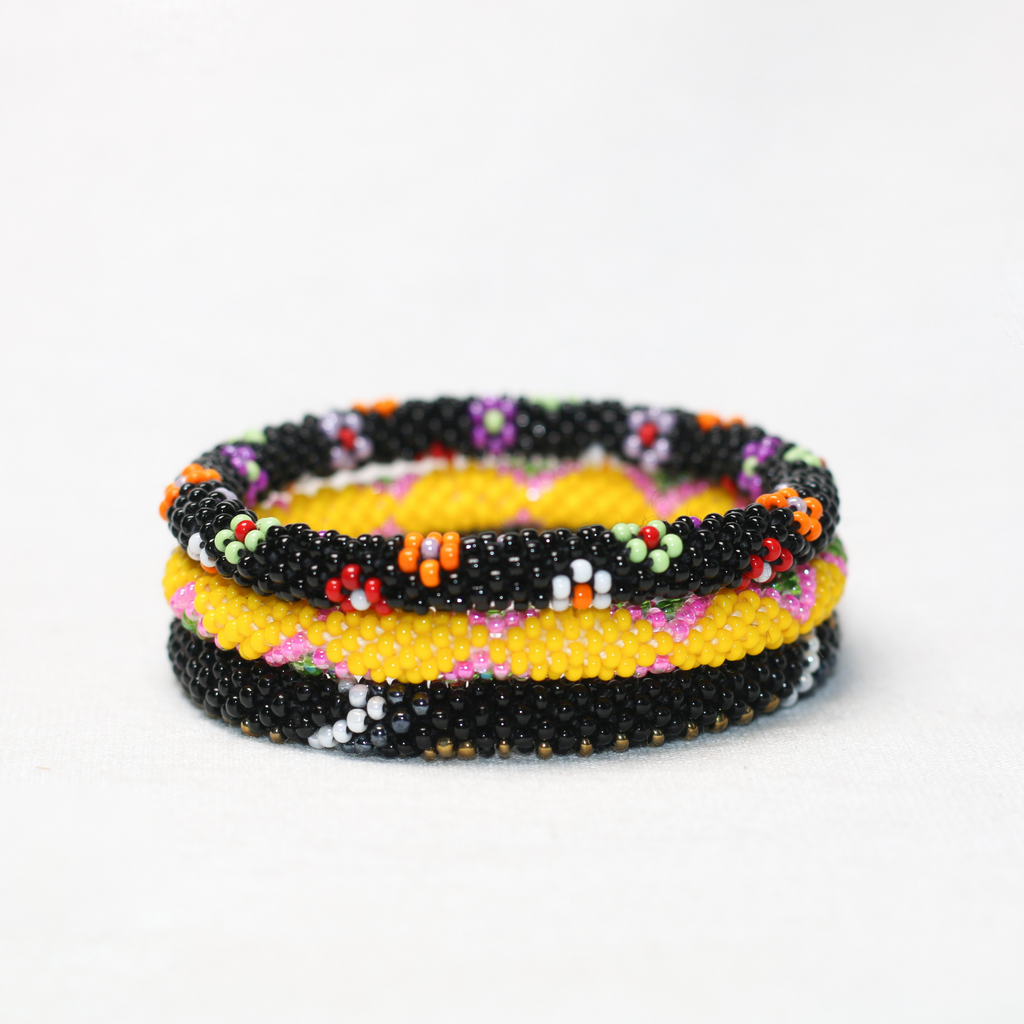 ROLL-ON PERLEARMBÅND FRA NEPAL - Blank sort med blomster