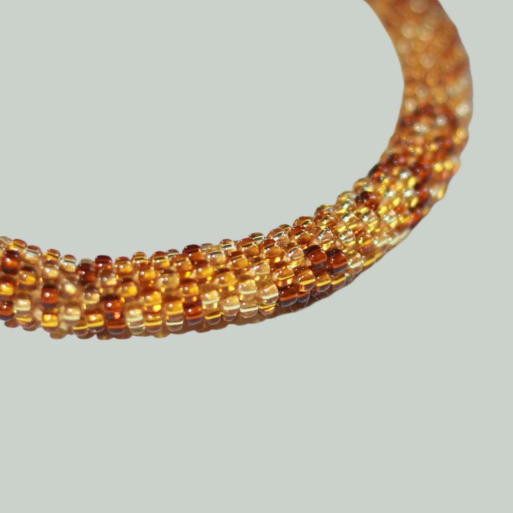 ROLL-ON PERLEARMBÅND FRA NEPAL - Amber