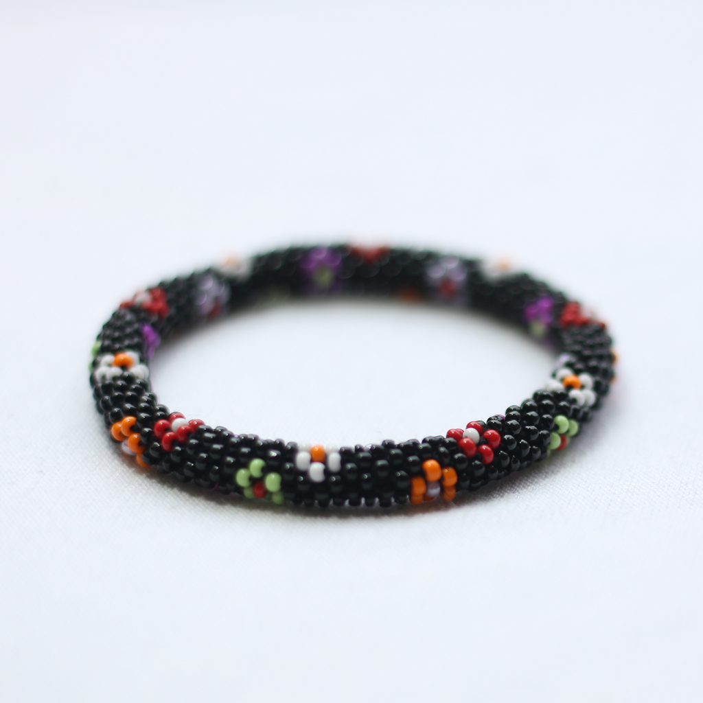 ROLL-ON PERLEARMBÅND FRA NEPAL - Blank sort med blomster