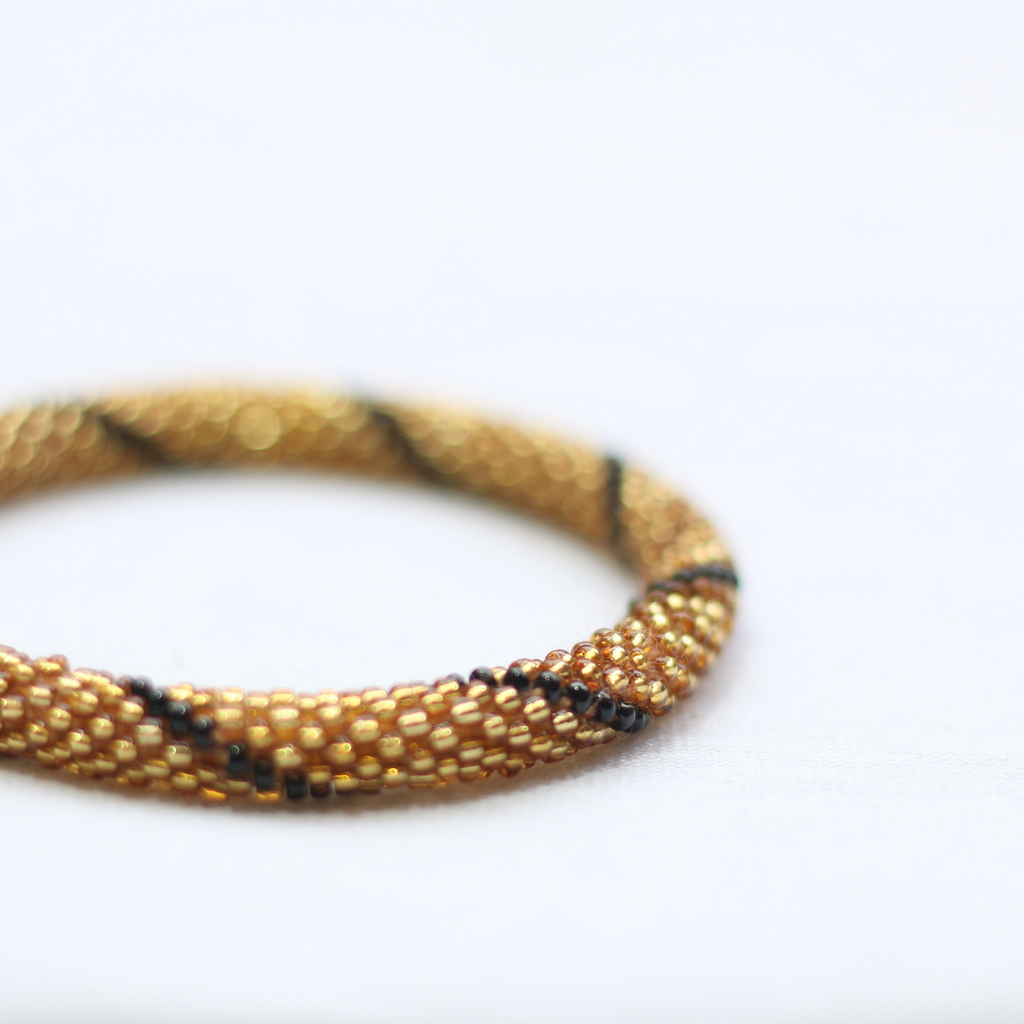 ROLL-ON PERLEARMBÅND FRA NEPAL - Klar guld med sort detalje