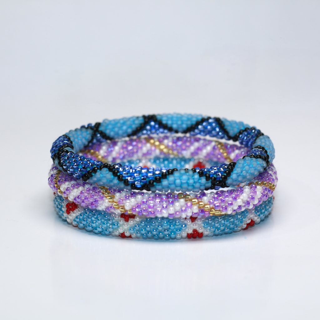 ROLL-ON PERLEARMBÅND FRA NEPAL - Lavendel med guld og hvid detalje