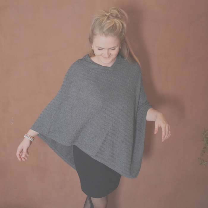 Poncho - med CASHMERE - mørk grå- Kabelstrik