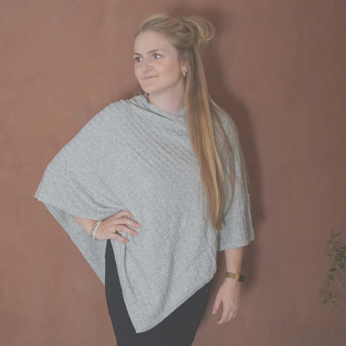 Poncho - med CASHMERE - lys grå- Kabelstrik