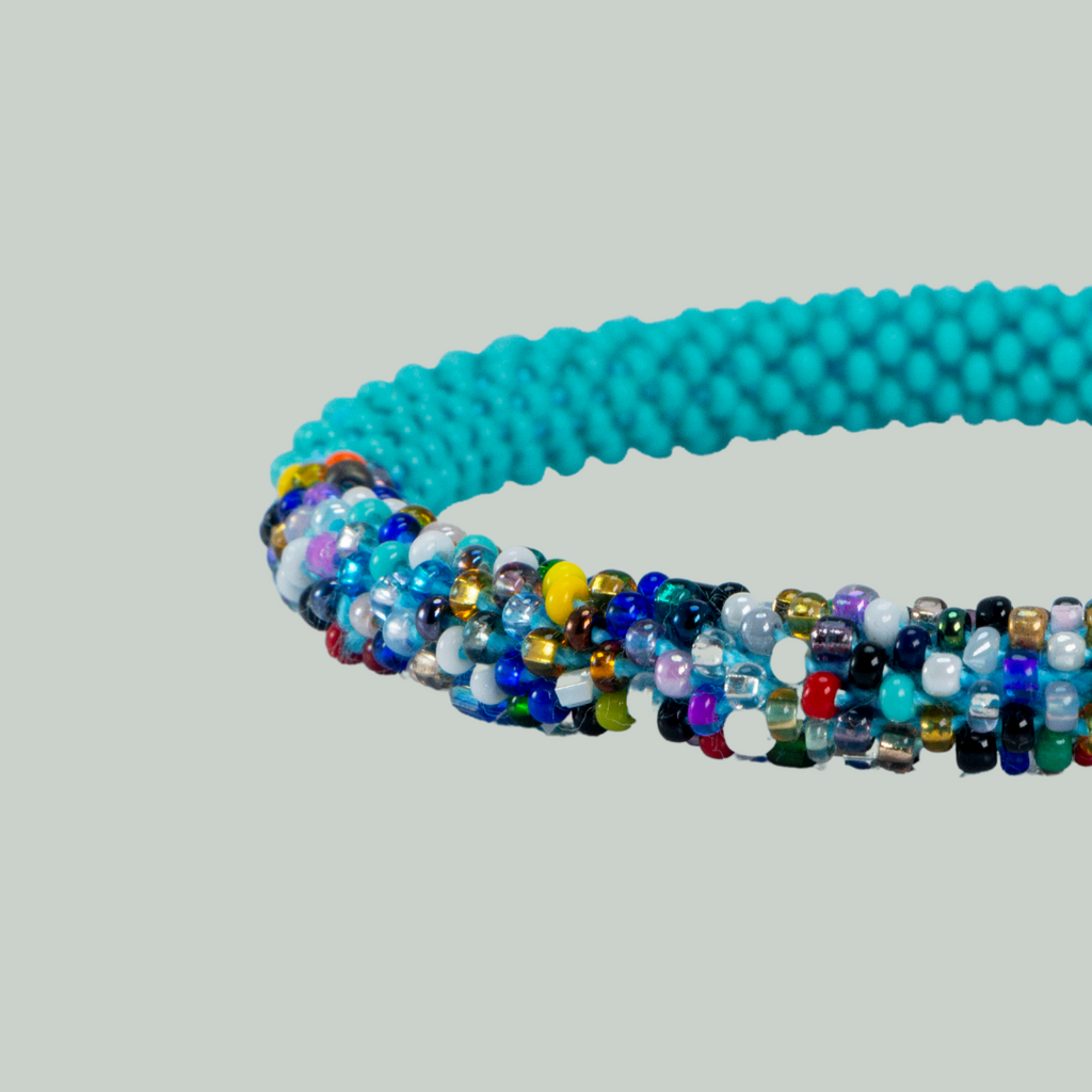 ROLL-ON PERLEARMBÅND - Turkis med perlemix