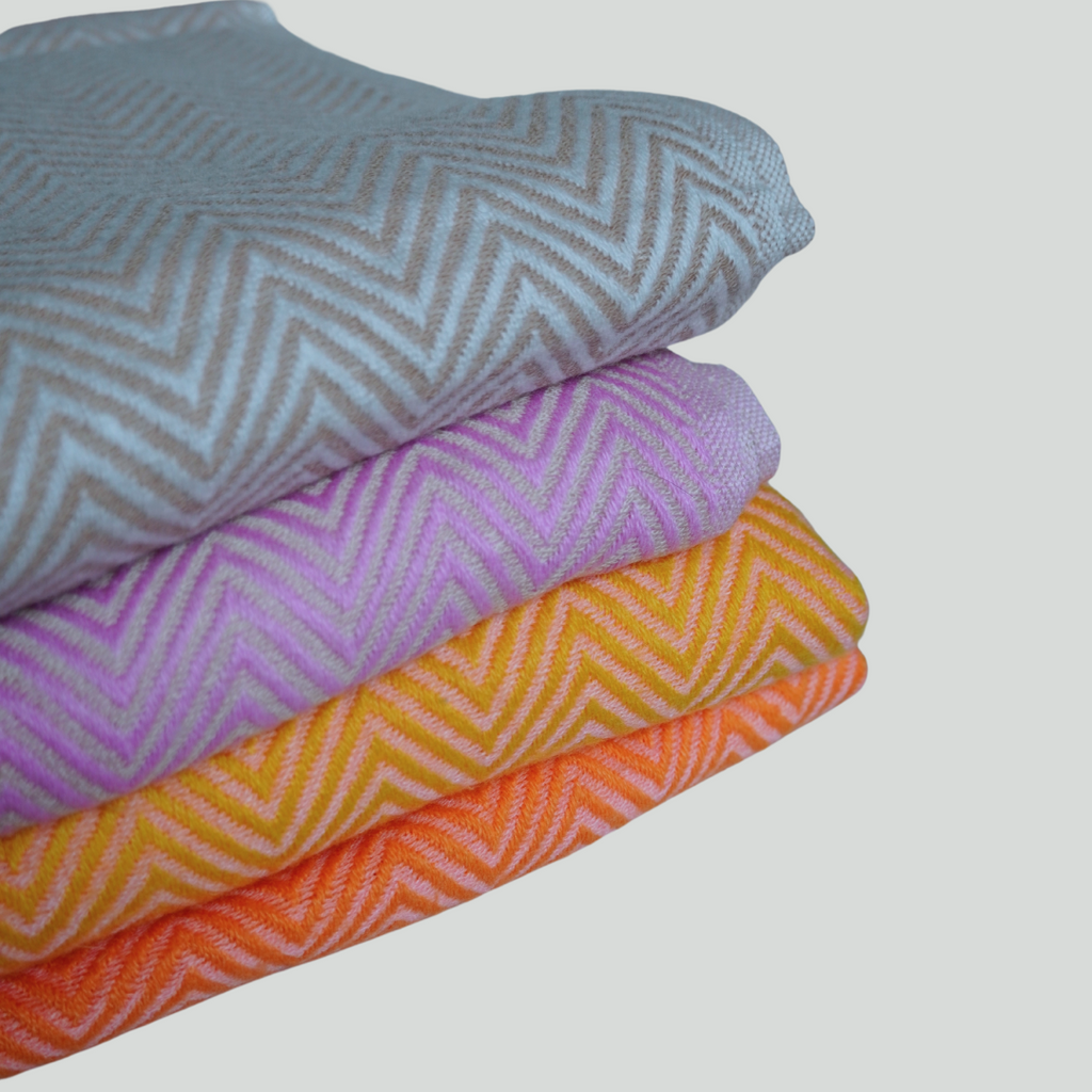 TØRKLÆDE - MED CASHMERE - ORANGE OG SART LYS ROSA - SILDEBENSMØNSTER