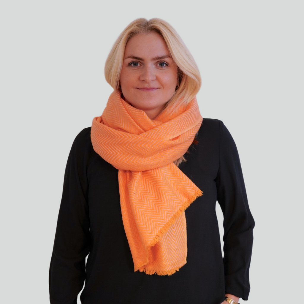 TØRKLÆDE - MED CASHMERE - ORANGE OG SART LYS ROSA - SILDEBENSMØNSTER