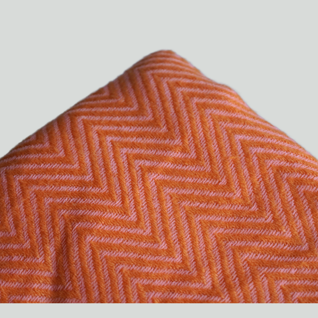 TØRKLÆDE - MED CASHMERE - ORANGE OG SART LYS ROSA - SILDEBENSMØNSTER