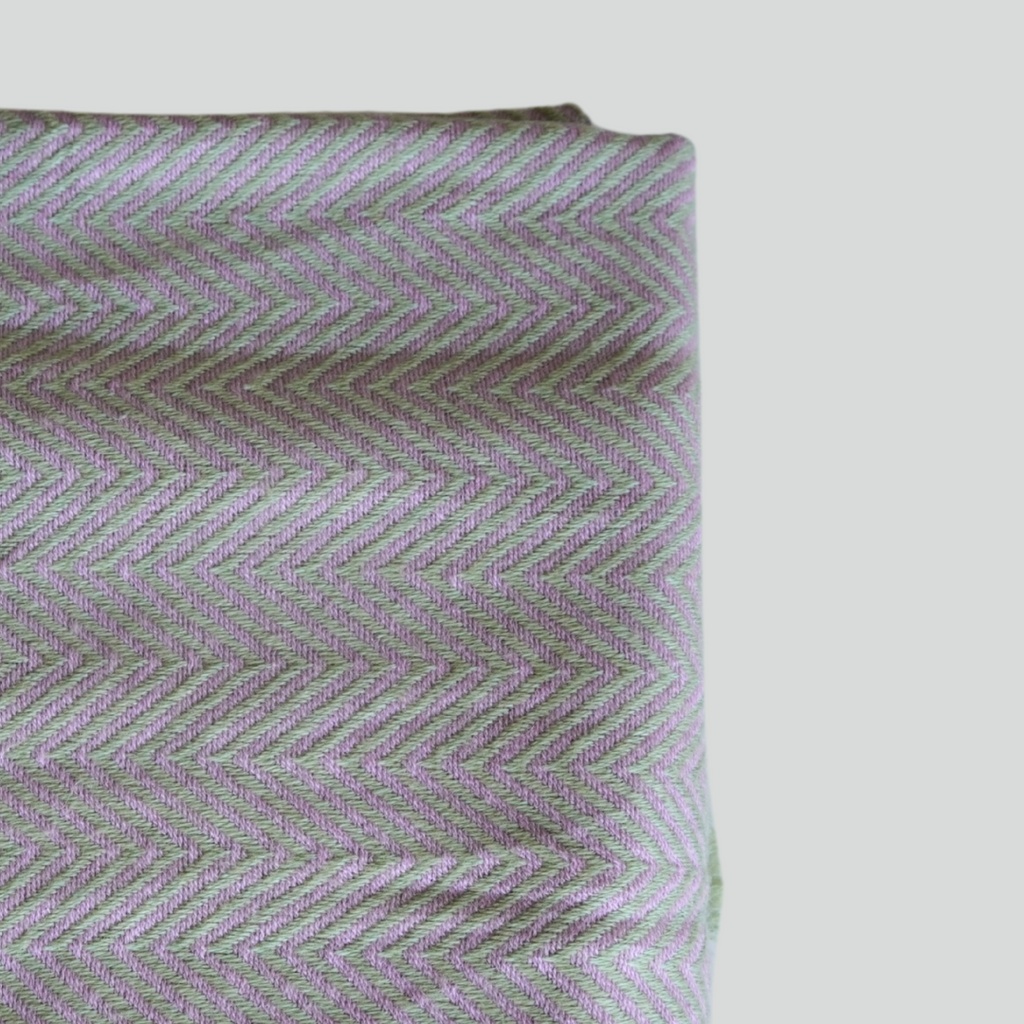 TØRKLÆDE - MED CASHMERE - SALVIE OG LYS LAVENDEL - SILDEBENSMØNSTER