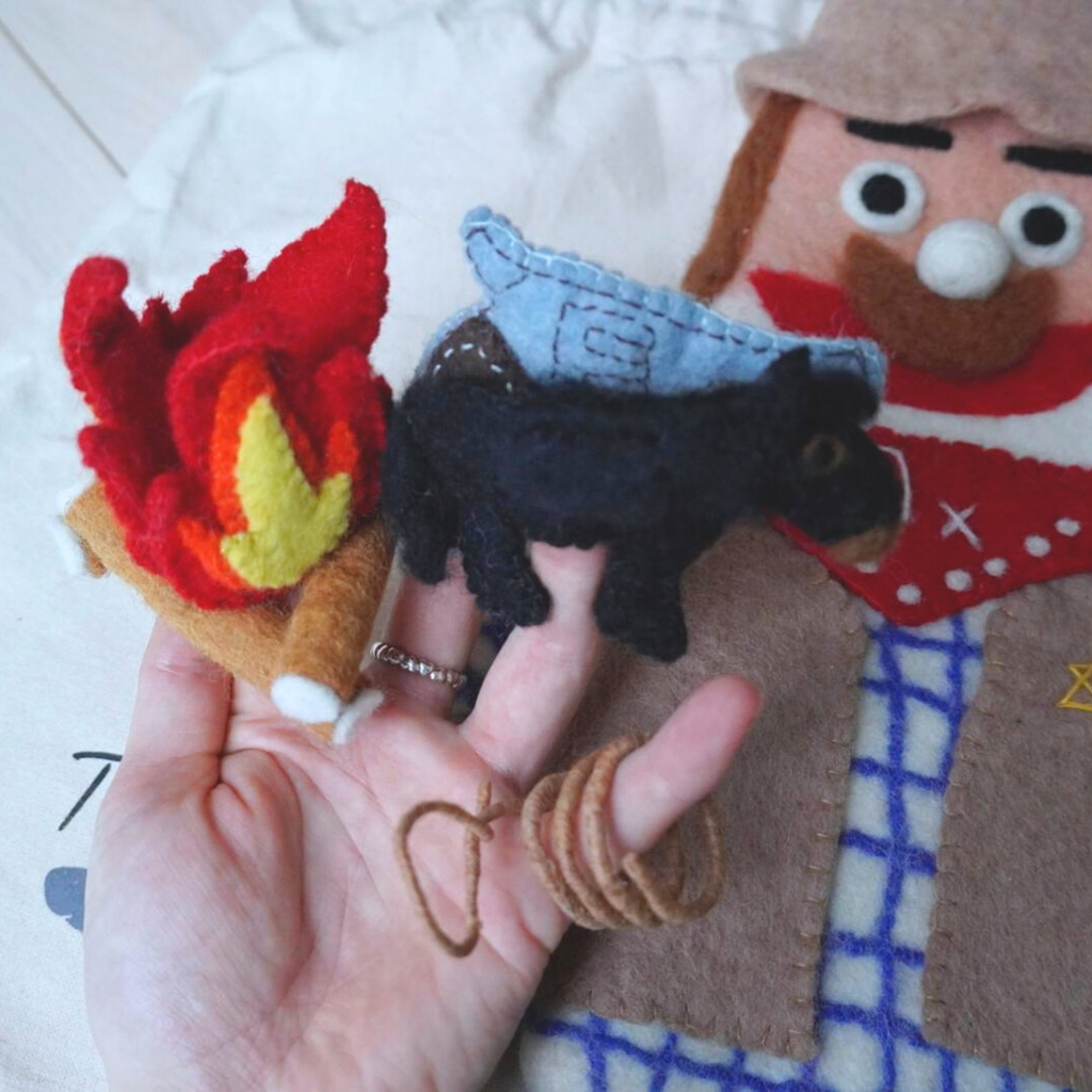 "JEG ER EN GLAD LILLE COWBOY" SANGDUKKE - FILT - MED 4 FINGERDUKKER