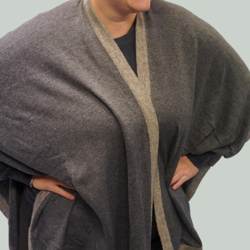 Slå-om-sjal (wrap-shawl) - med cashmere - lys grå