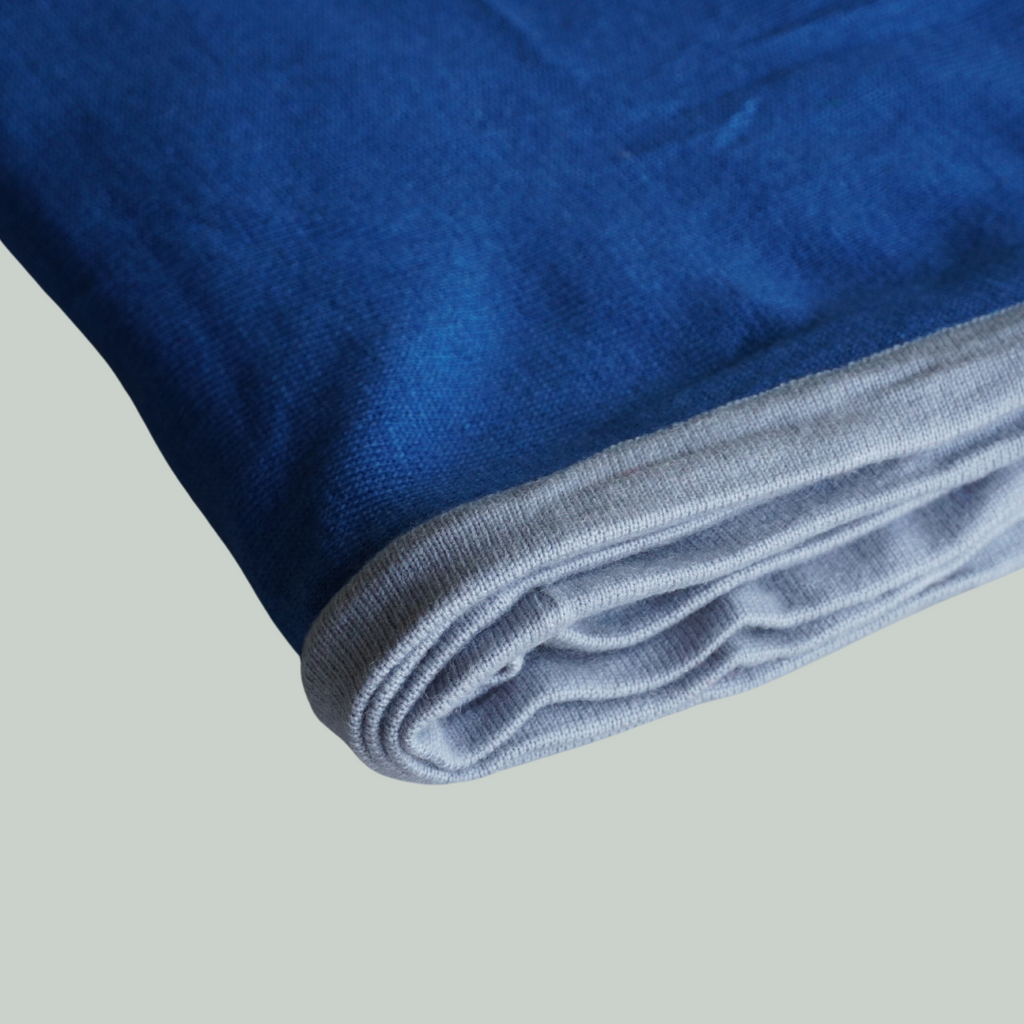 Slå-om-sjal (wrap-shawl) - klar blå med grå/isblå kant