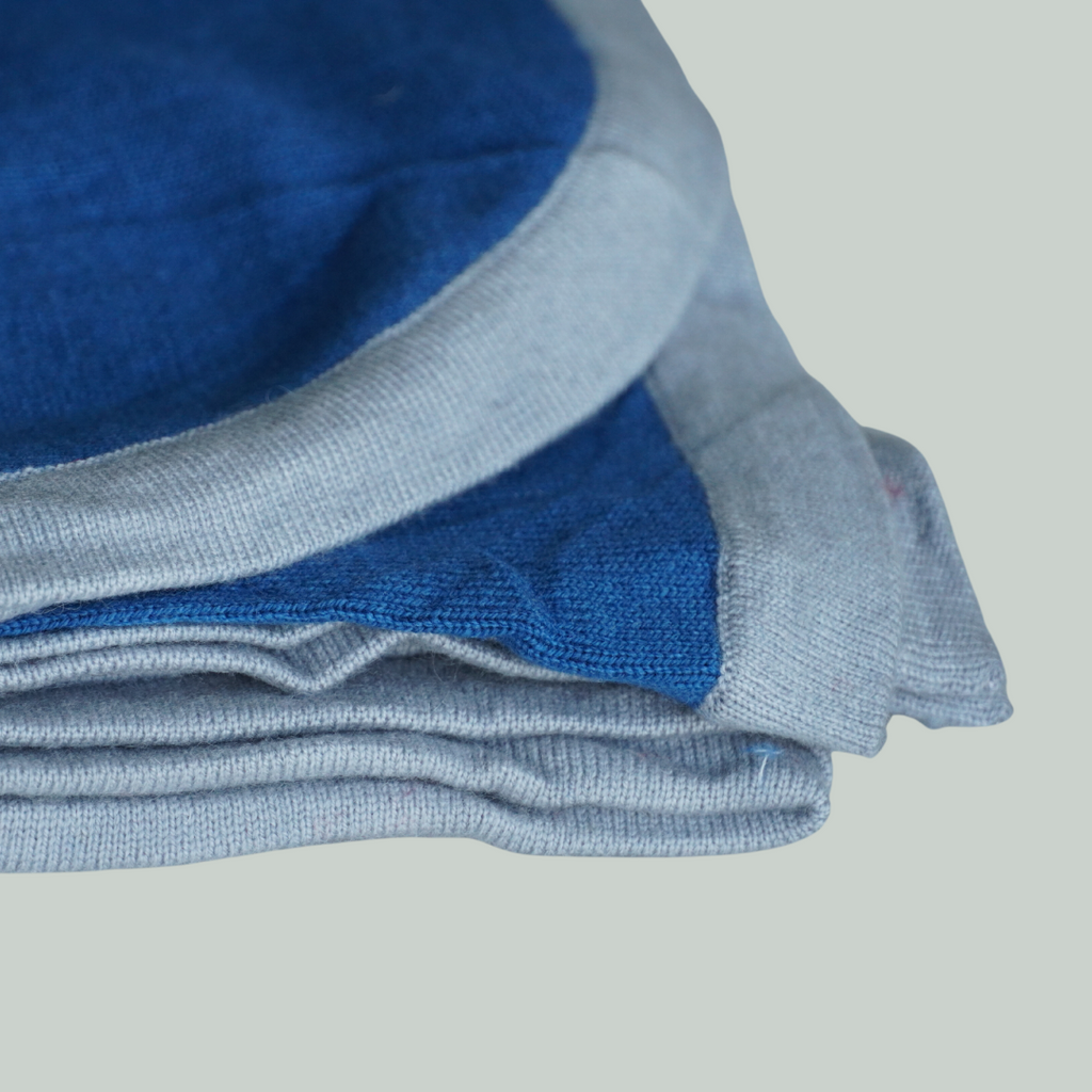 Slå-om-sjal (wrap-shawl) - klar blå med grå/isblå kant