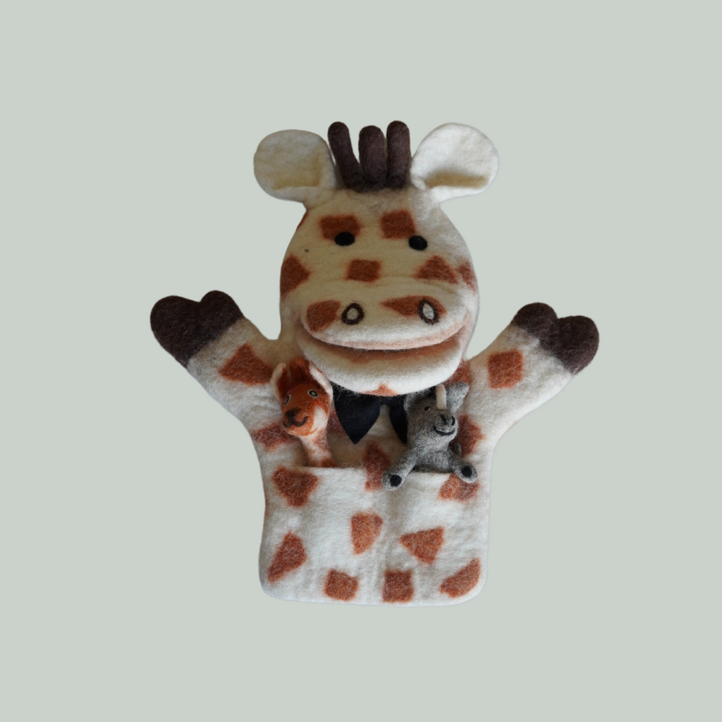 "Giraffen Gumle" SANGDUKKE - FILT - MED 2 FINGERDUKKER